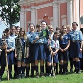 Skautki przebywające na obozie w Ostrorogu udały się z pielgrzymką do Skrzatusza. Podczas Mszy św., której przewodniczył ks. Mateusz Chmielewski z Piły, każda z nich mogła w osobistym akcie oddania powierzyć swoje życie Matce Bożej