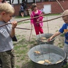 Dzieci ujeżdżały bujane konie, pchały drewniane kaczki lub terkoczące kółka, a kiedy kropił letni deszczyk, beztrosko ganiały po zielonej trawie. Wszystkiemu towarzyszyły stoiska z warzywami, owocami, swojskimi wyrobami i przetworami 