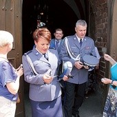  Po Mszy św. członkinie Wspólnoty św. Michała Archanioła rozdawały obrazki z wizerunkiem patrona policjantów