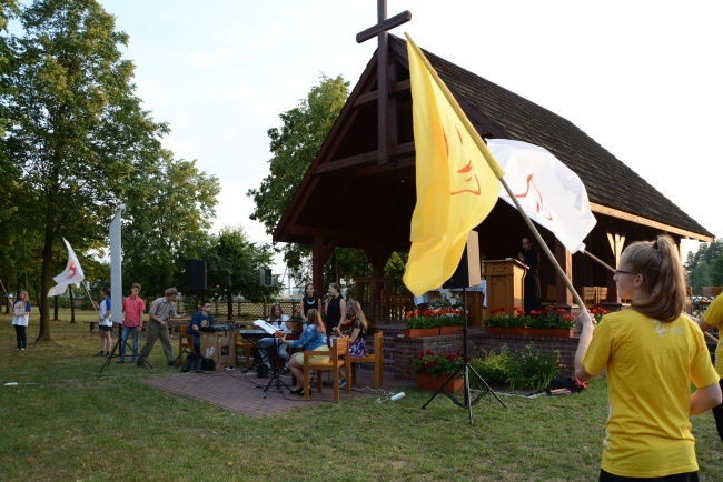 Wieczór Uwielbienia w sanktuarium św. Anny