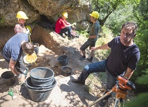 Ekipa prof. Valdego-Nowaka podczas prac przy górnym otworze jaskini