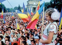 Sierpień 1991 r., Kiszyniów, stolica Mołdawii. Była republika radziecka ogłasza niepodległość. Dominuje flaga Rumunii, niemal identyczna jak nowa flaga mołdawska. Mimo tego obrazka zwolennicy połączenia z Rumunią to dziś zdecydowana mniejszość