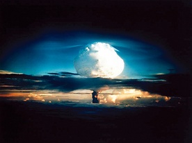 Pierwsza eksplozja jądrowa odbyła się 16 lipca 1945 r. na pustyni w stanie Nowy Meksyk. Prawie miesiąc później, 6 sierpnia 1945 r., taka sama bomba została zrzucona na Hiroszimę