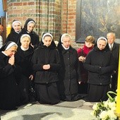  Siostry terezjanki i wierni świeccy modlą się na grobie biskupa Adolfa w kościele św. Jakuba w Toruniu o jego wyniesienie na ołtarze