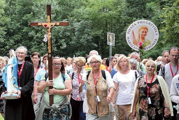  Na pątniczy szlak wyruszyło także 25 sióstr zakonnych, które podczas liturgii kończącej pielgrzymkę odnowiły swoje śluby i przyrzeczenia zakonne 