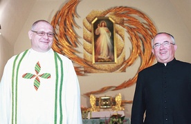 Ks. Bogdan Piotrowski w kościele w Rzuchowej z proboszczem ks. Janem Burdkiem