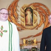 Ks. Bogdan Piotrowski w kościele w Rzuchowej z proboszczem ks. Janem Burdkiem