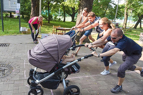  Sportowe emocje towarzyszyły pierwszym bielskim wyścigom wózków dziecięcych