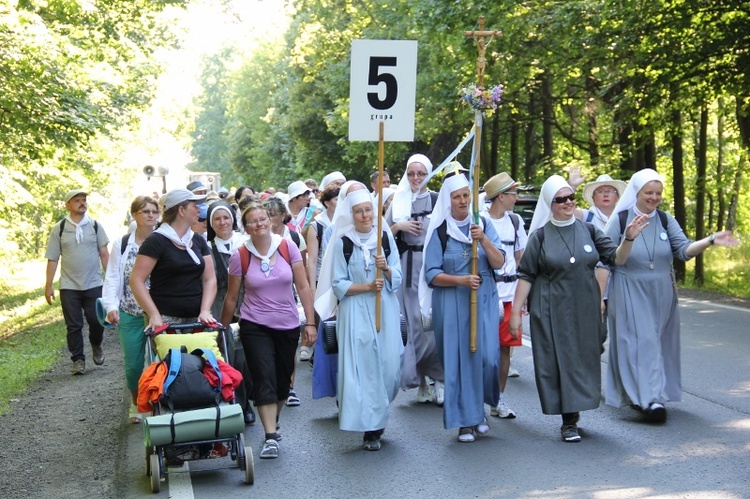 70. Pielgrzymka Rybnicka - dzień drugi - w drodze