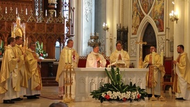 W koncelebrowanej Eucharystii obok bp. Henryka Tomasika modlił się bp Piotr Turzyński