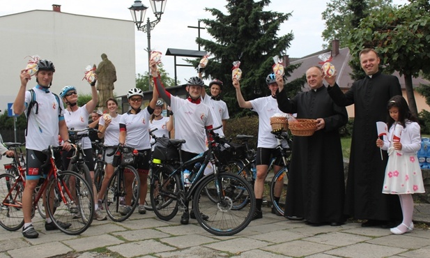 W Skoczowie rowerzystów witali młodzi parafianie z księżmi: Antonim Deworem i Tomaszem Gwoździewiczem