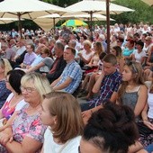 Publiczność licznie zgromadziła się przy muszli koncertowej w sannickim parku