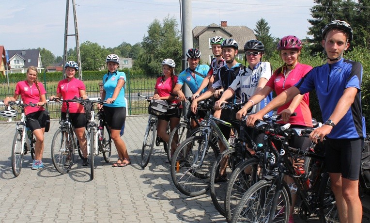 Ekipa rowerzystów ks. Zygmunta Mizi w drodze powrotnej ze wschodniej Polski