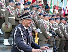 Przemówienie gen. Zbigniewa Ścibora-Rylskiego warszawiacy często przerywali gromkimi brawami