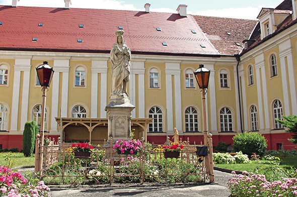  Wirydarz z figurą św. Jadwigi przypominającą o jej związkach z klasztorem