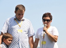 Ania i Krzysztof dają świadectwo w czasie rekolekcji w Kopiej Górce