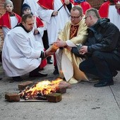 Ks. Damian Nyk SAC podczas nabożeństwa wielkosobotniego