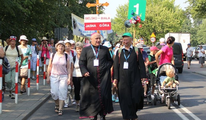 Bp Piotr Greger (obok ks. Józefa Walusiaka) odprowadził pielgrzymów jasnogórskich do granic Bielska-Białej
