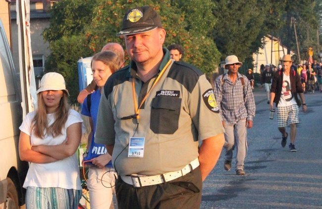 Z Borek Wielkich w stronę lasu za Dąbrową