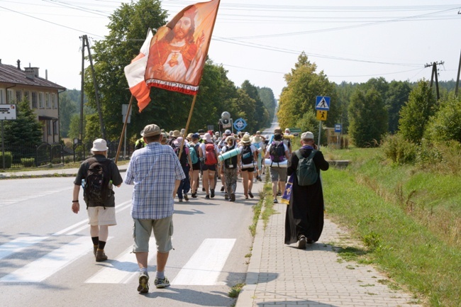 Starachowicka kolumna pieszej pielgrzymki diecezji radomskiej