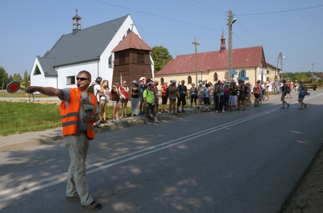 Starachowicka kolumna pieszej pielgrzymki diecezji radomskiej