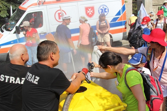 Pielgrzymi bielsko-żywieccy nie poddają się słońcu...