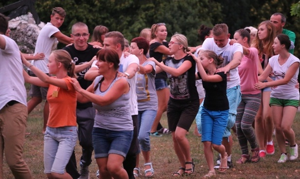 Taneczny wieczór pielgrzymów andrychowskich w Mrzygłodzie