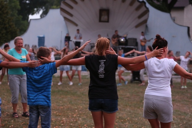 Na Jasną Górę młodzi pielgrzymi idą tańcząc