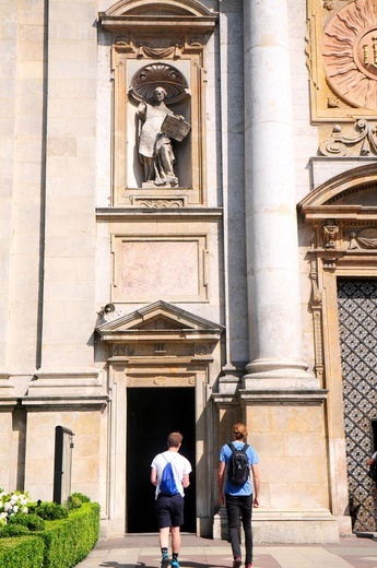 Uszkodzona figura św. Ignacego Loyoli