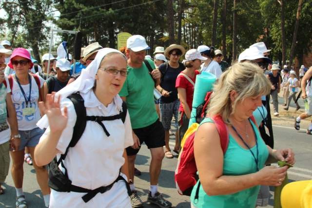 Pielgrzymi wyruszają z Miotku w dalszą drogę...