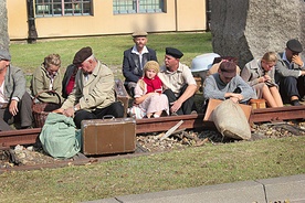 Przed halą nr 5 przybyli do obozu warszawiacy oczekiwali na segregację. Na zdjęciu rekonstrukcja historyczna wydarzeń z sierpnia 1944 r.