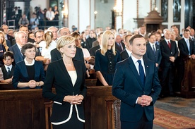  Prezydent w katedrze słuchał z uwagą śpiewu krakowskiego Chóru Mariańskiego