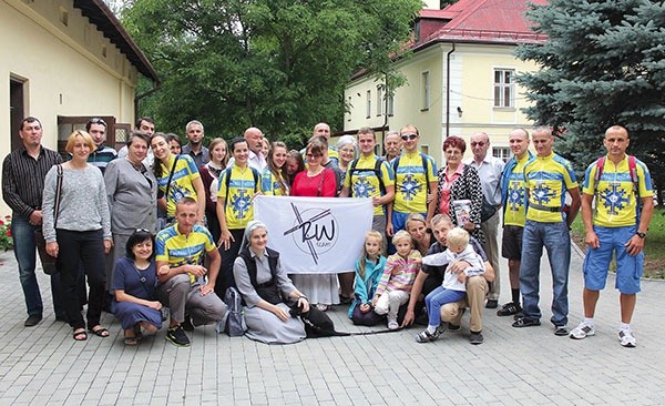  Holy Land Team, czyli żywiecka drużyna „Rozkręć wiarę z miłością”,  z księżmi Grzegorzem Kierpcem i Jerzym Łukowiczem przed wyjazdem na lotnisko w Katowicach