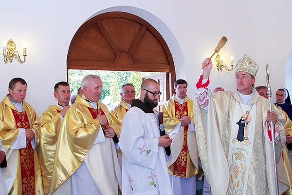 Bp Andrzej Jeż poświęcił  w czasie uroczystości kaplicę cmentarną. Z lewej ks. Zdzisław Socha