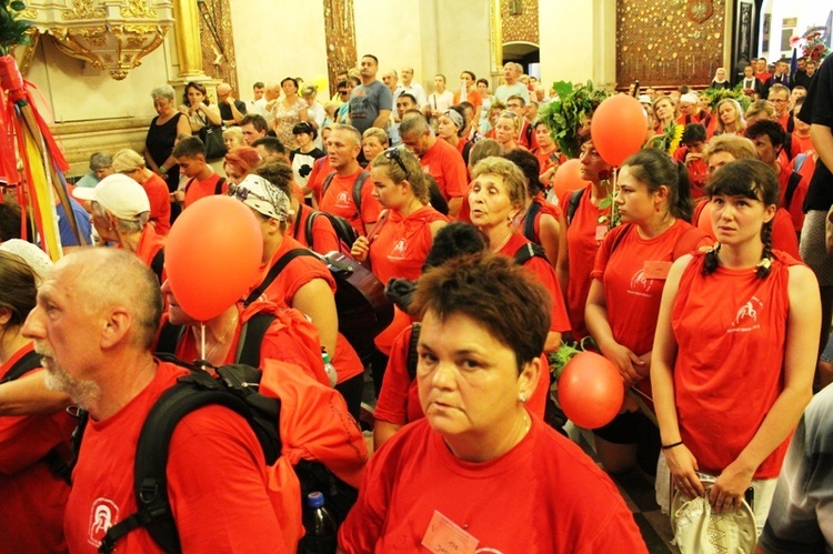 Pielgrzymi bielsko-żywieccy przed ikoną Matki Bożej Jasnogórskiej - cz. 1