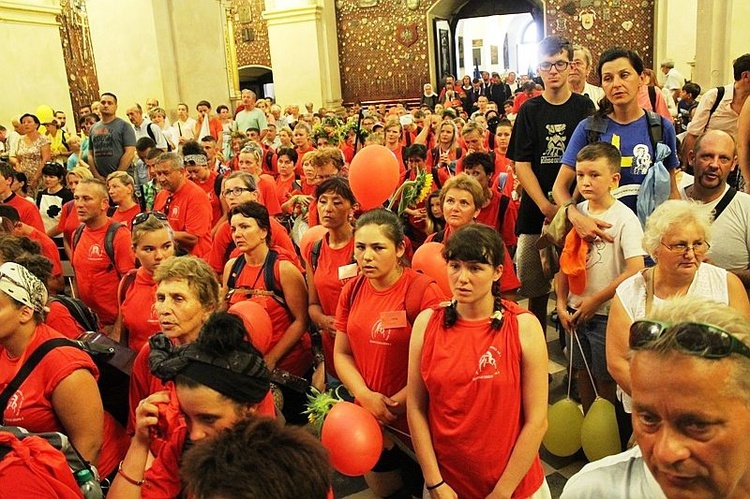 Pielgrzymi bielsko-żywieccy przed ikoną Matki Bożej Jasnogórskiej - cz. 1