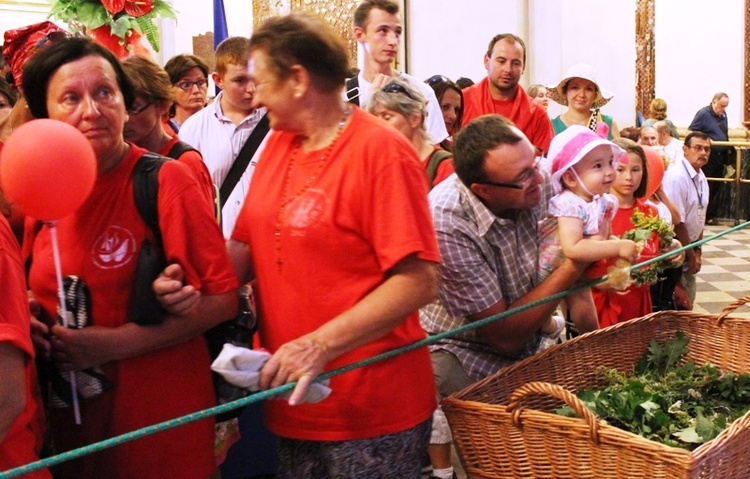 Pielgrzymi bielsko-żywieccy przed ikoną Matki Bożej Jasnogórskiej - cz. 1