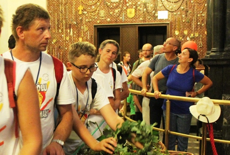 Pielgrzymi bielsko-żywieccy przed ikoną Matki Bożej Jasnogórskiej - cz. 1