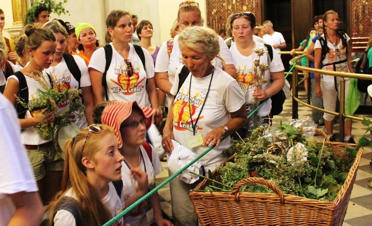 Pielgrzymi bielsko-żywieccy przed ikoną Matki Bożej Jasnogórskiej - cz. 1