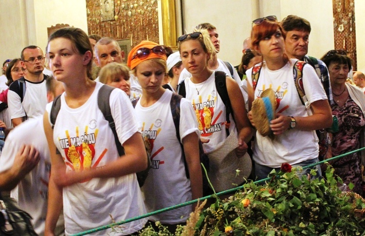 Pielgrzymi bielsko-żywieccy przed ikoną Matki Bożej Jasnogórskiej - cz. 1