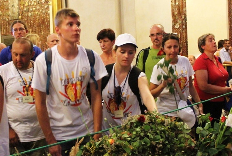 Pielgrzymi bielsko-żywieccy przed ikoną Matki Bożej Jasnogórskiej - cz. 1