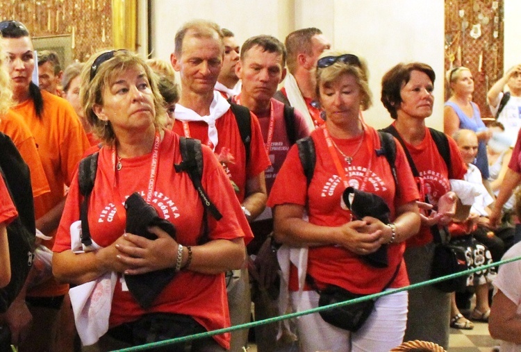 Pielgrzymi bielsko-żywieccy przed ikoną Matki Bożej Jasnogórskiej - cz. 2