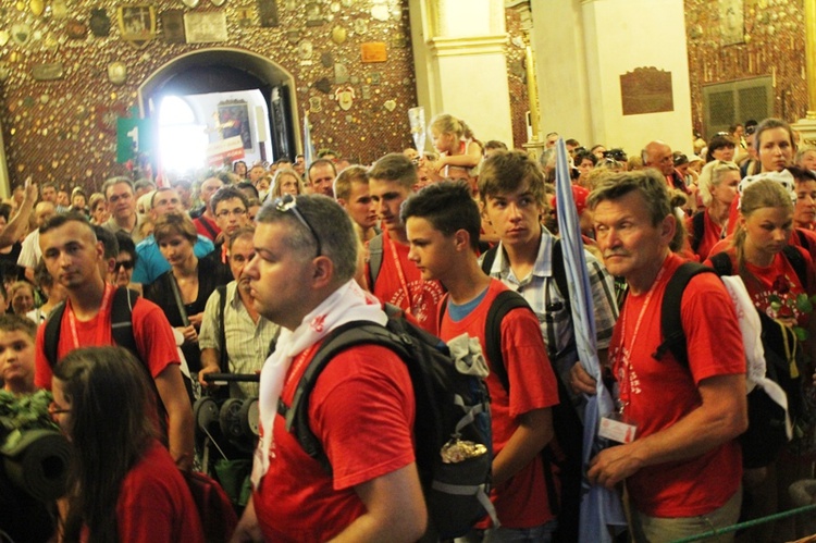 Pielgrzymi bielsko-żywieccy przed ikoną Matki Bożej Jasnogórskiej - cz. 2