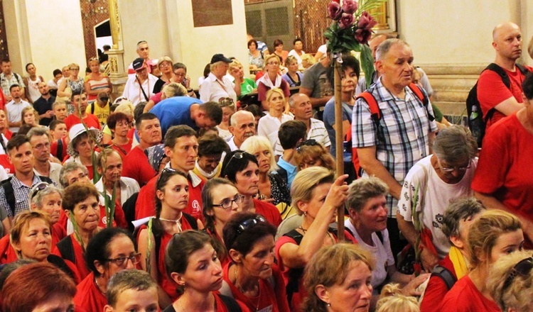 Pielgrzymi bielsko-żywieccy przed ikoną Matki Bożej Jasnogórskiej - cz. 2