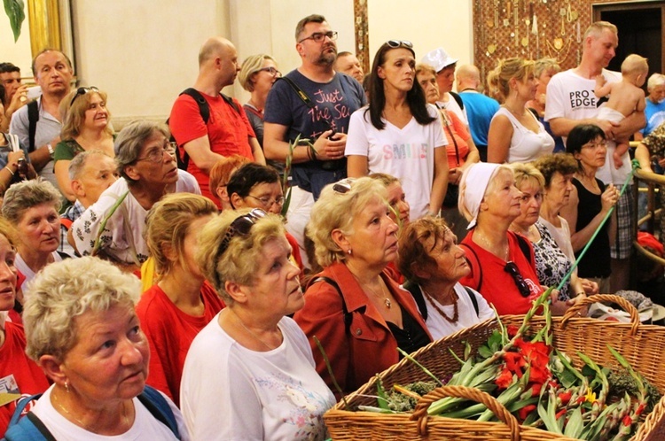 Pielgrzymi bielsko-żywieccy przed ikoną Matki Bożej Jasnogórskiej - cz. 2