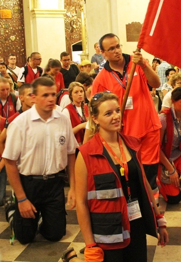 Pielgrzymi bielsko-żywieccy przed ikoną Matki Bożej Jasnogórskiej - cz. 2