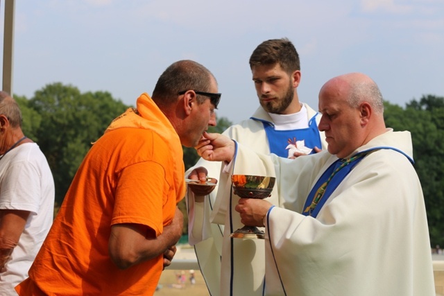 Młodzi pielgrzymi bielsko-żywieccy zawierzeni Maryi