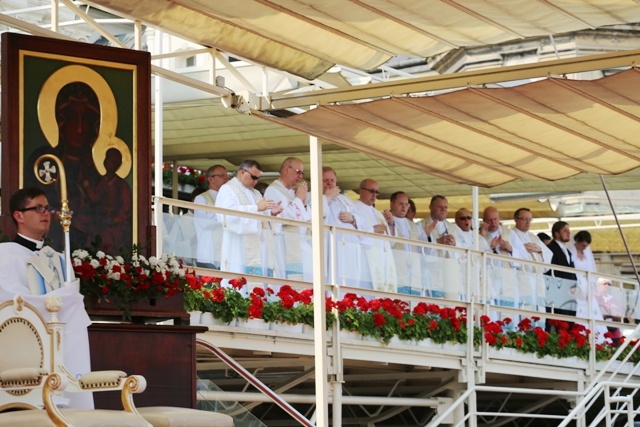 Młodzi pielgrzymi bielsko-żywieccy zawierzeni Maryi