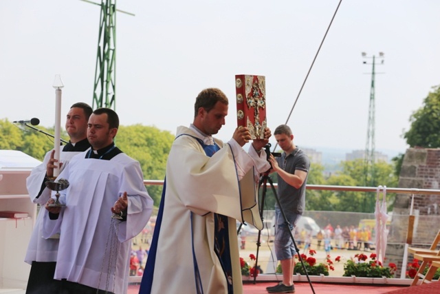 Młodzi pielgrzymi bielsko-żywieccy zawierzeni Maryi