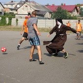 W piłkę zagrała m.in. siostra bernardynka